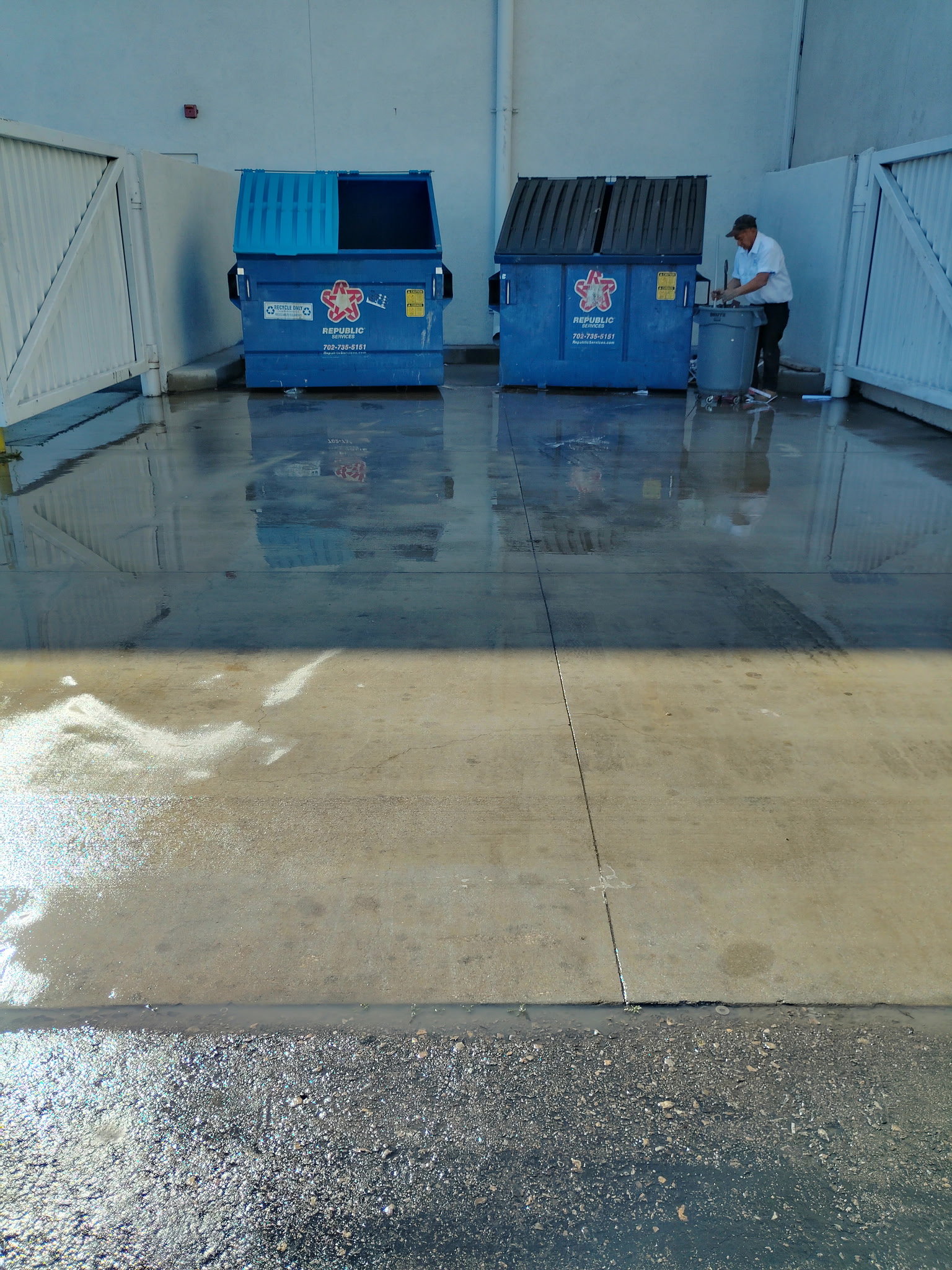 Porter / Cleanup - Trash area cleaning